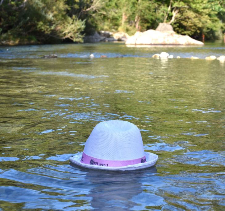 le chapeau sur l'eau